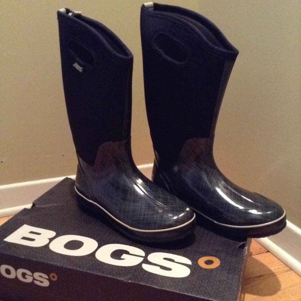 BOGS RAIN BOOTS SIZE 12.....BRAND NEW!